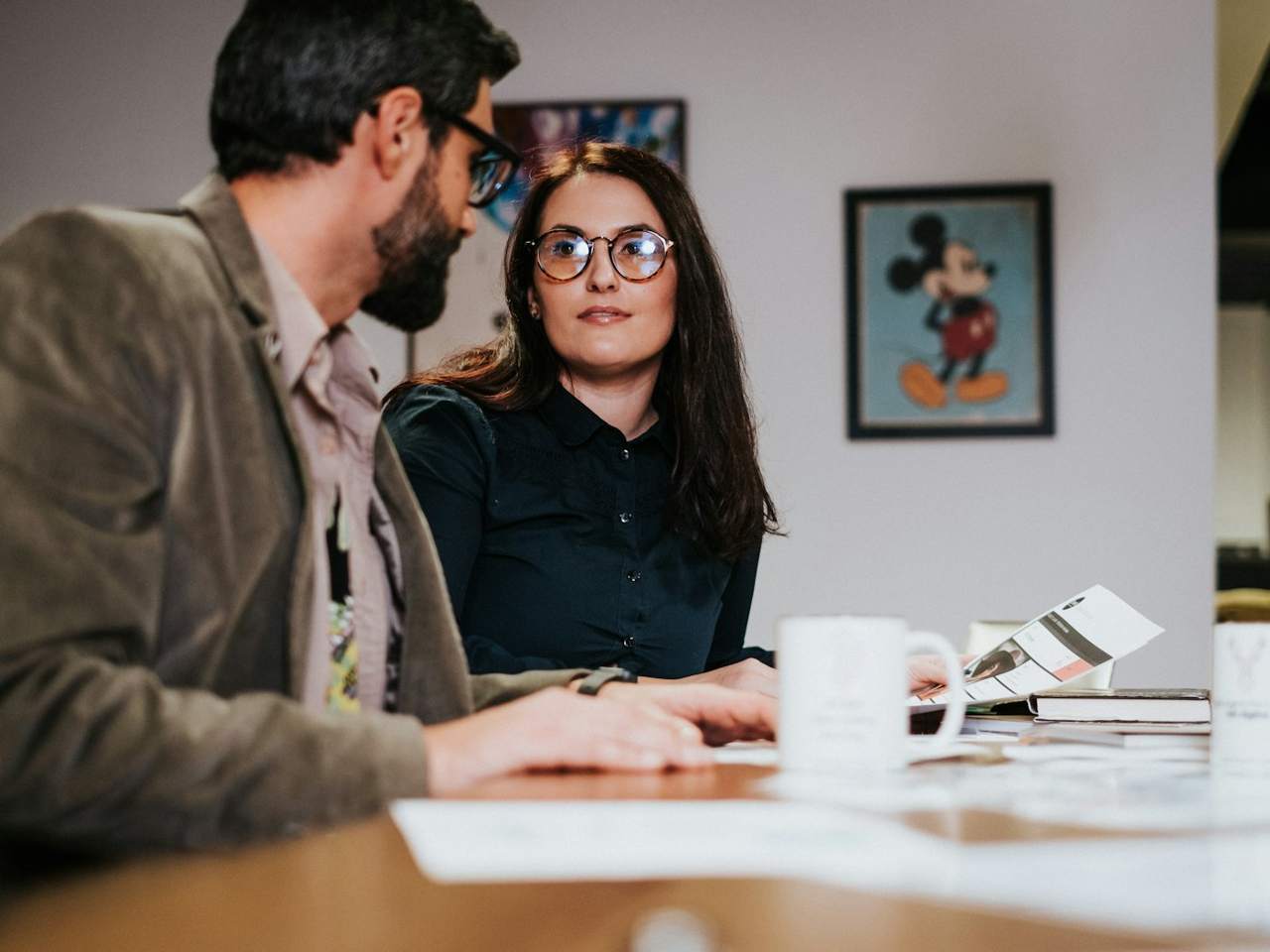 Consulenti al lavoro con un cliente
